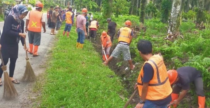 GOTONG ROYONG: Bhabinkamtibmas dan Bhabinsa bersama para perangkat desa saat gotong royong . ( fad )