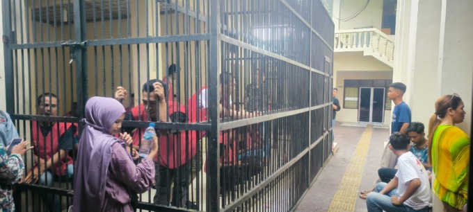 GILIRAN: Terdakwa berada dalam kerangkeng menunggu giliran sidang di PN Binjai.Teddy Akbari/Sumut Pos.