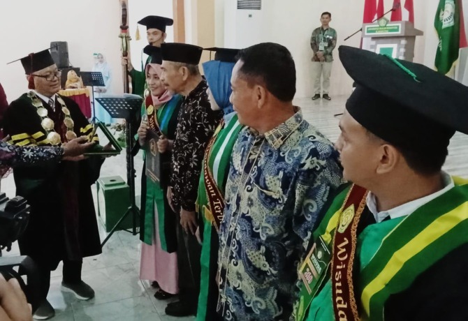 WISUDA: Rektor menyerahkan penghargaan pada lulusan berprestasi pada acara UMN Al-Washliyah, Kamis (29/2).DEDDI MULIA PURBA/SUMUT POS.