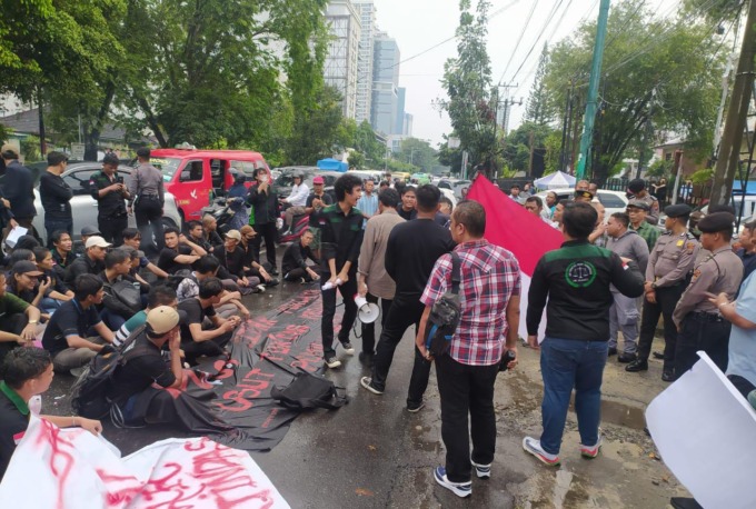 UNJUKRASA: Mahasiswa Nomensen saat berunjukrasa di Kantor KPU Sumut, Kamis (28/2).