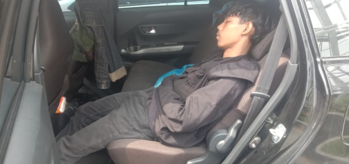 Muhammad Irwan dengan tangan diperban saat mendatangi Polres Pelabuhan Belawan, Kamis (29/02/2024).