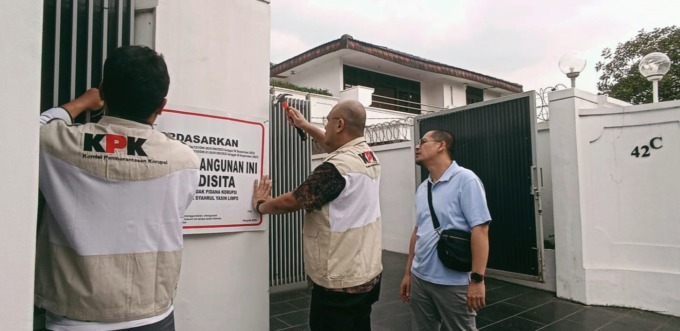 net SITA: Penyidik KPK RI saat melakukan penyitaan rumah milik mantan Mentan Syahrul Limpo di Jakarta Selatan, karena diduga terkait Money Laundering.