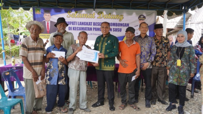 SERAHKAN: Pj Bupati Langkat, Faisal Hasrimy saat menyerahkan BLT kepada masyarakat Desa Pintu Air, Kecamatan Pangkalansusu.Istimewa/Sumut Pos.