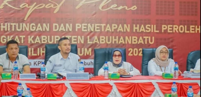 RAPAT: Komisi Pemilihan Umum Kabupaten Labuhanbatu menggelar Rapat Pleno Terbuka Rekapitulasi dan Penetapan Hasil Penghitungan, dan Penetapan Hasil Perolehan Suara pada Pemilu 2024. (fajar)