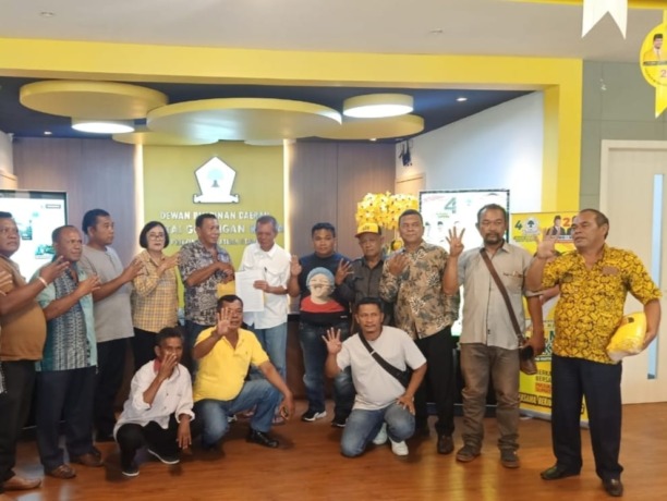 SERAHKAN: Ketua PK Partai Golkar Gunung Sitember DPD II Golkar Dairi, Wardana Sembiring menyerahkan surat terkait pernyataan sikap Mosi Tidak Percaya kepada Ketua DPD II Partai Golkar Dairi kepada pengurus DPD I diterima Kor id Polhukam, Reza Fahrumi di M