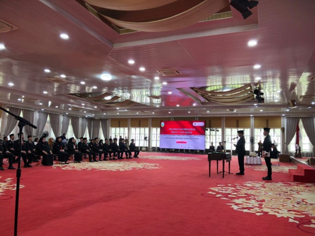 LANTIK: Pj Gubernur Sumut, Hassanudin melantik 13 penjabat eselon II di Lingkungan Pemprov Sumut.(BAGUS SYAHPUTRA/SUMUT POS)