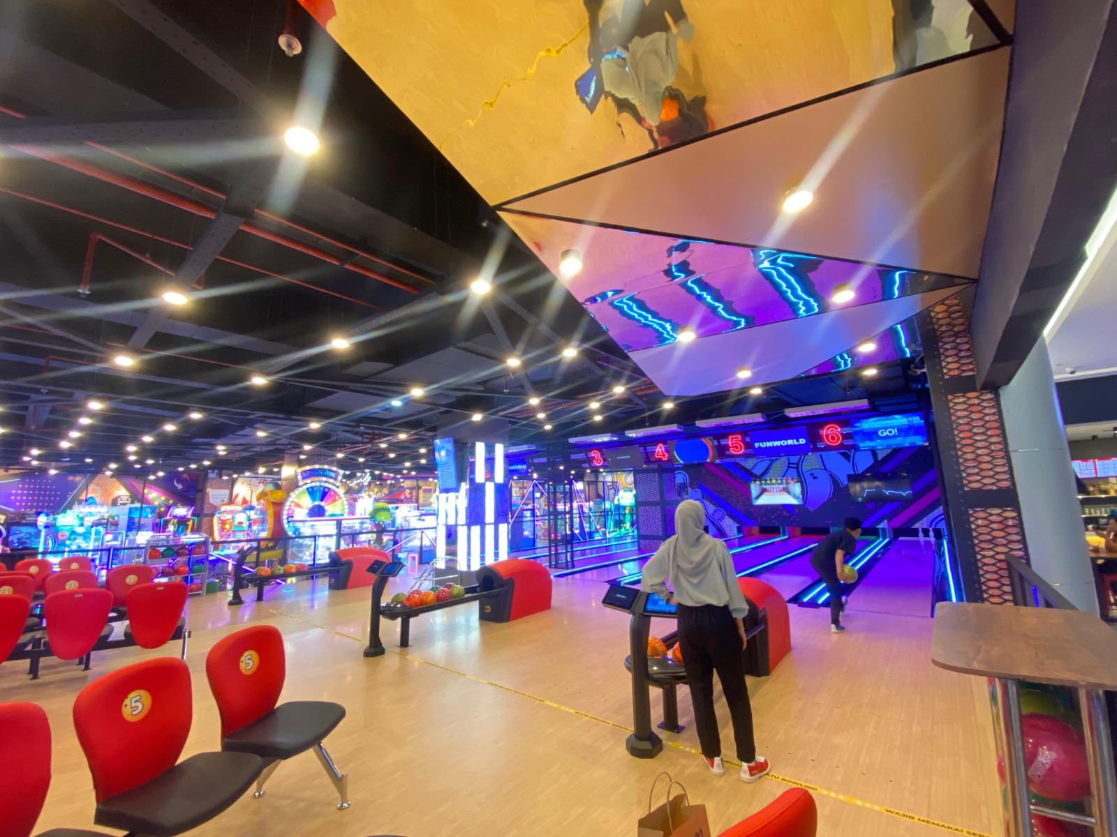 Funworld Bowling di lantai 3 Grand Batam Mall.