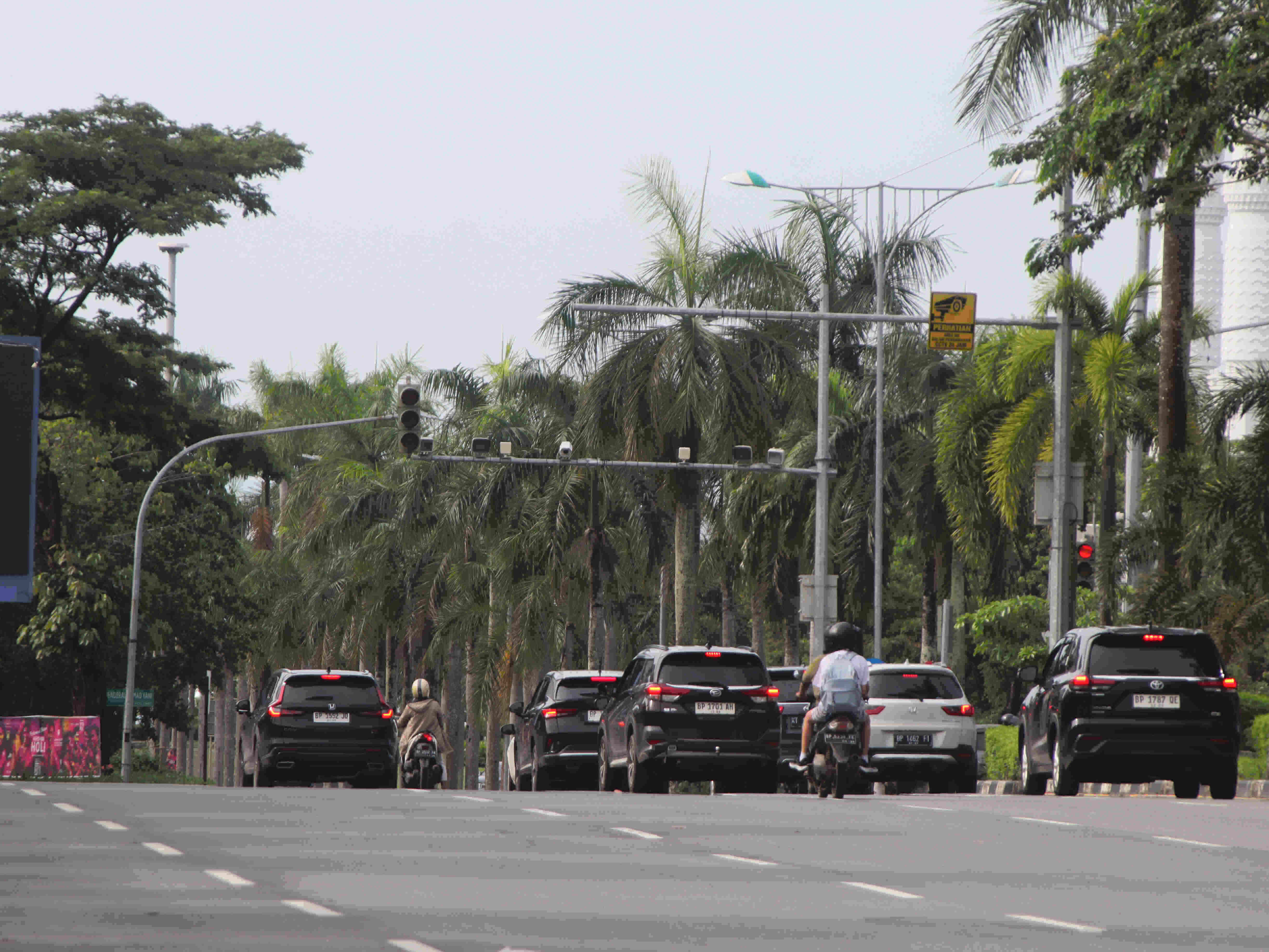 Sejumlah kendaraan melintas di Jalan Ahmad Yani Batamcenter yang dipasang Kamera ETLE (Electronic Traffic Law Enforcement), Selasa (7/5).