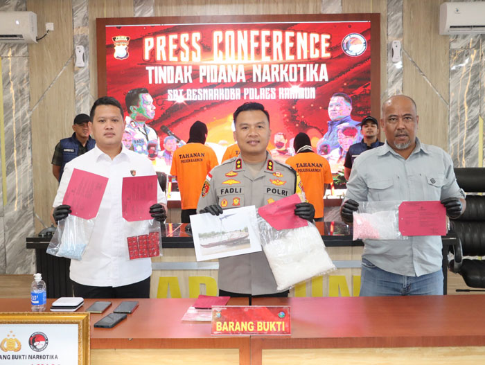Kapolres Karimun AKBP Fadli Agus didampingi Kasatres Narkoba Iptu Alfin menunjukkan barang bukti narkoba berbagai jenis