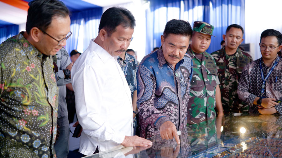 Direktur Utama Persero Batam Arham S Torik memperlihatkan rencana pengembangan Pelabuhan Batuampar kepada Kepala BP Batam, Muhammad Rudi.