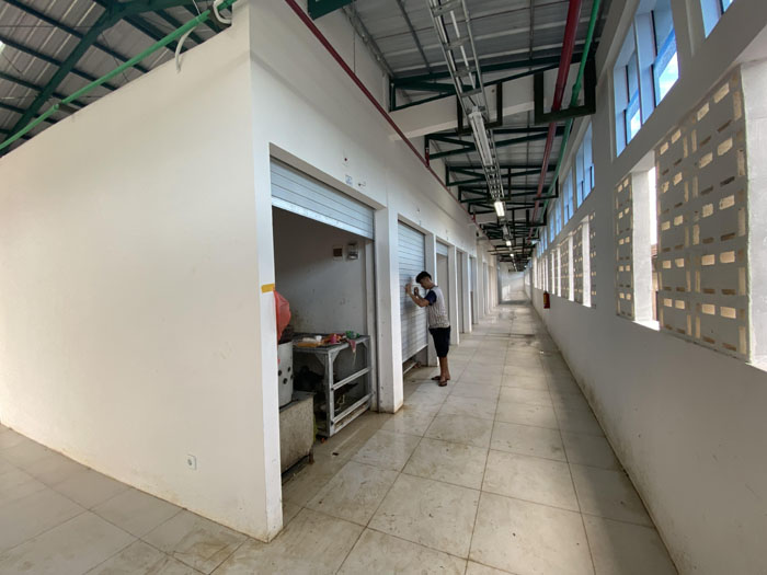 Pedagang ayam kampung, Ari, saat akan menutup kiosnya di lantai II Blok D Pasar Encik Puan Persk, Rabu (8/5).