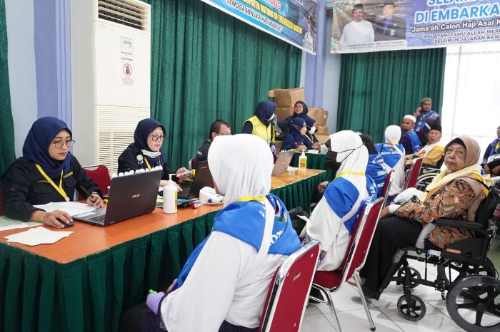 calon jemaah haji kloter pertama saat dilayani petugas di embarkasi Batam