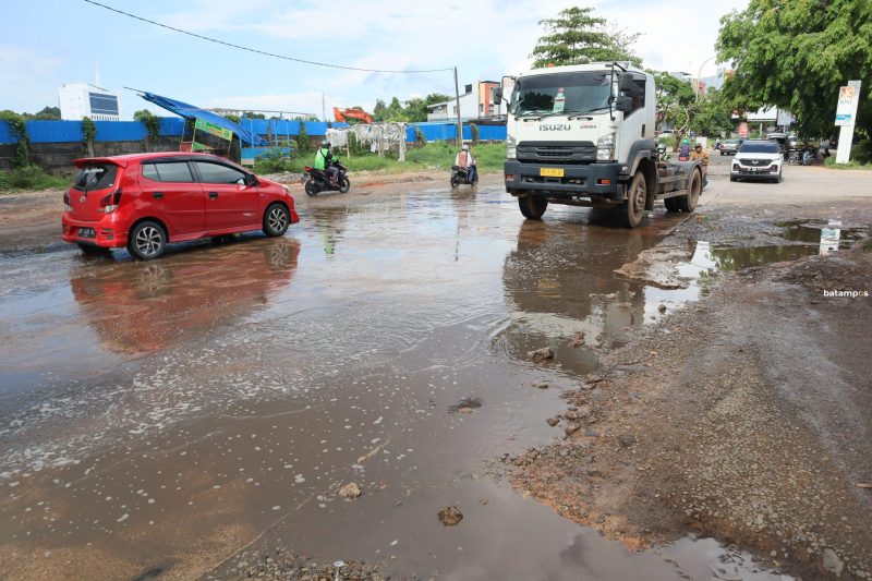 Sejumlah kendaraan melintas di Jalan Laksaman Bintan yang terlihat rusak dan berlubang, Jumat (10/5).
