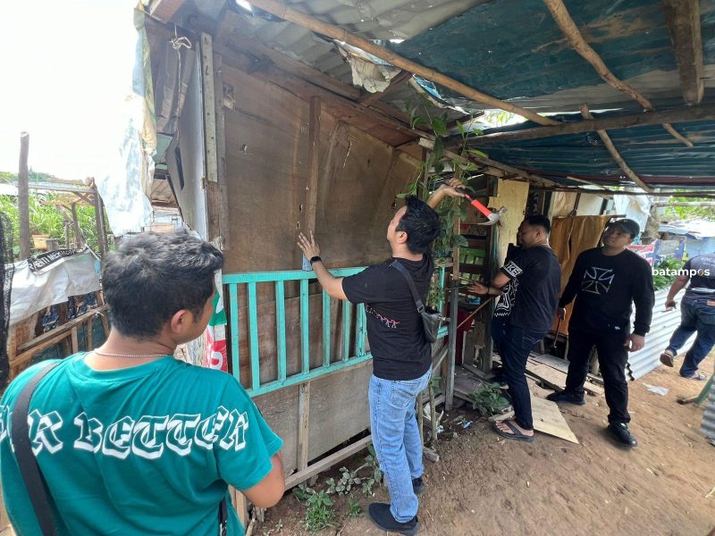 Polisi merobohkan gubuk yang diduga loket penjualan sabu di Kampung Aceh, Mukakuning, Kamis (9/5).