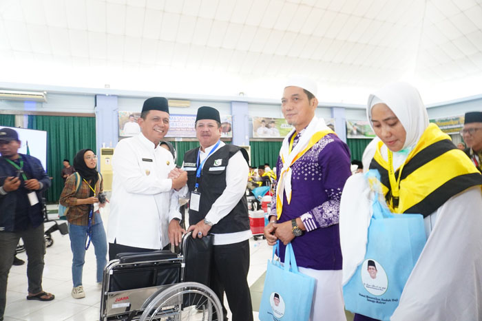 Gubkepri Ansar Ahmad bersama Ketua Panitia Penyelenggara Ibadah Haji (PPIH) Mahbub Daryanto saat melepas JCH 2024