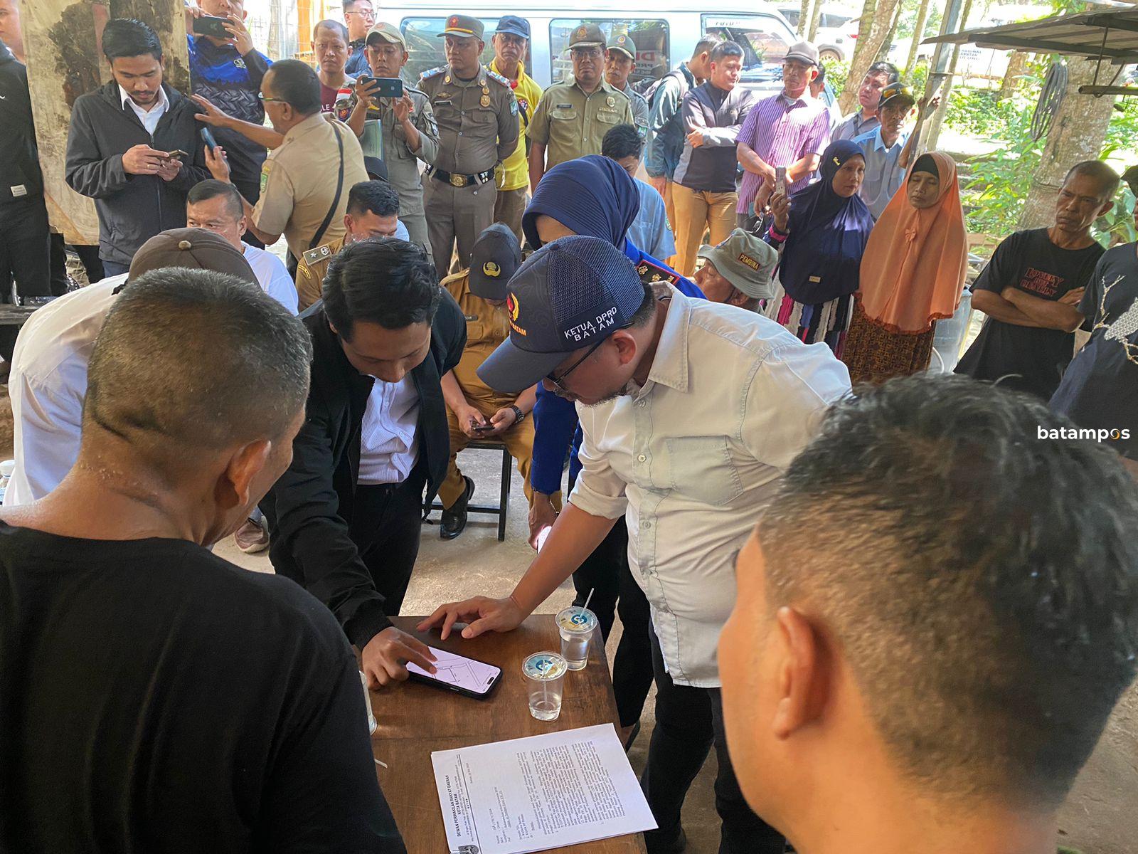 Ketua DPRD Kota Batam, Nuryanto meninjau langsung lokasi titik pelebaran jalan berada di Kampung Tembesi Tower, Sagulung, Selasa (14/5) siang.