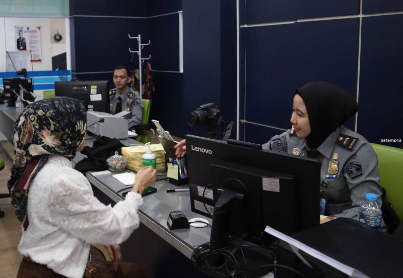 Warga Batam saat membuat paspor di kantor Imigrasi Kelas I Khusus TPI Batam.
