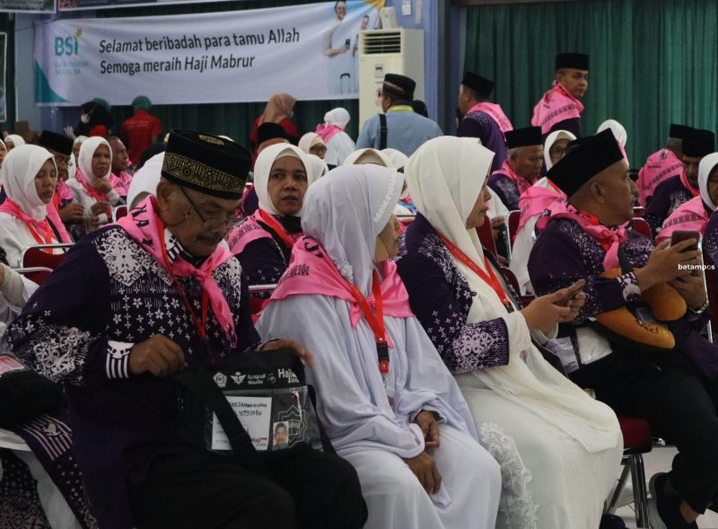 Jemaah Caloh Haji asal Riau embarkasi Batam tiba di Asrama Haji Batam, Senin (13/5).