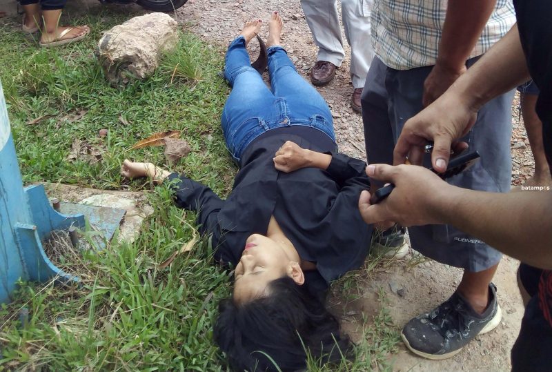 Pengendara korban tabrak lari akibat menerobos lampu lalu lintas di simpang Putri Hijau, Sagulung, Senin (13/5).