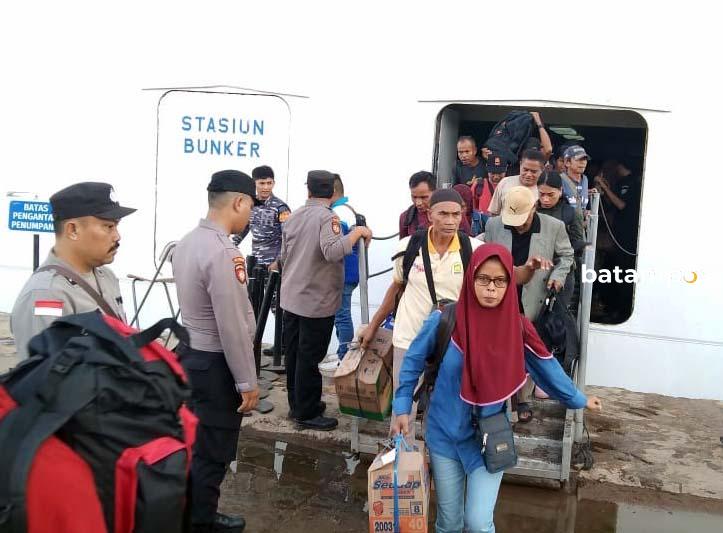 Penumpang kapal Kelud saat turun di Pelabuhan Batuampar, Senin (13/5).