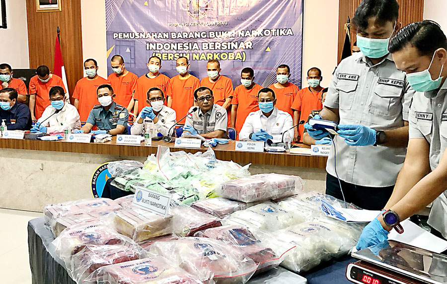 Barang bukti sabu seberat 43,5 kg dan esktasi sebanyak 39.424 butir dimusnahkan BNNP Kepri usai diekspos, Senin (13/5).