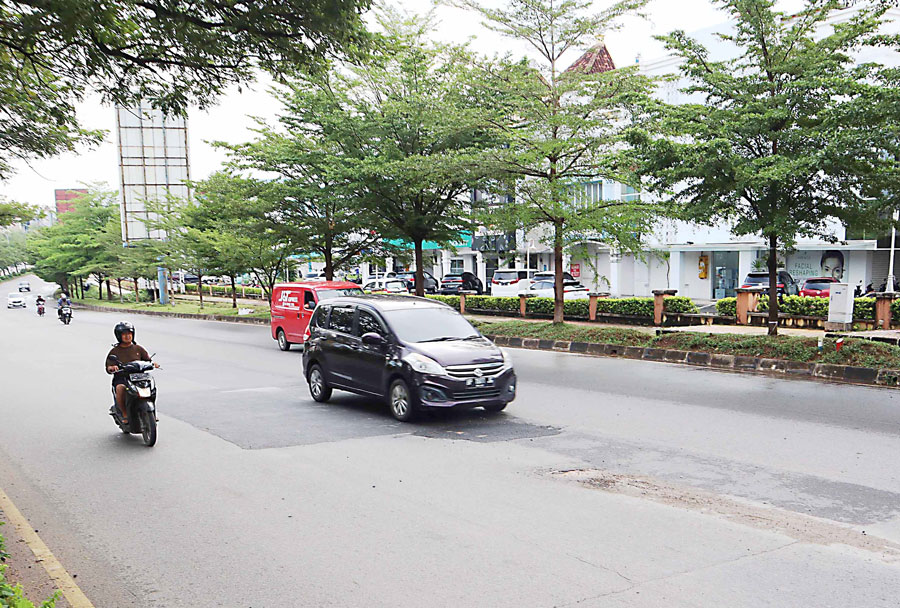 Pengendara melintas di Jalan Raja Haji Fisabilillah, Batam Center, beberapa waktu lalu. Usai dilebarkan beberapa tahun lalu, jalan ini belum dilengkapi marka pembatas antarj