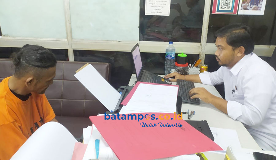 Hafiz Zul Rojak Lubis, 54, saat diperiksa di Polresta Barelang, Senin (13/5). Ia dite-ngarai menipu tetangganya dengan modus rekrutmen anggota Bintara Polri.