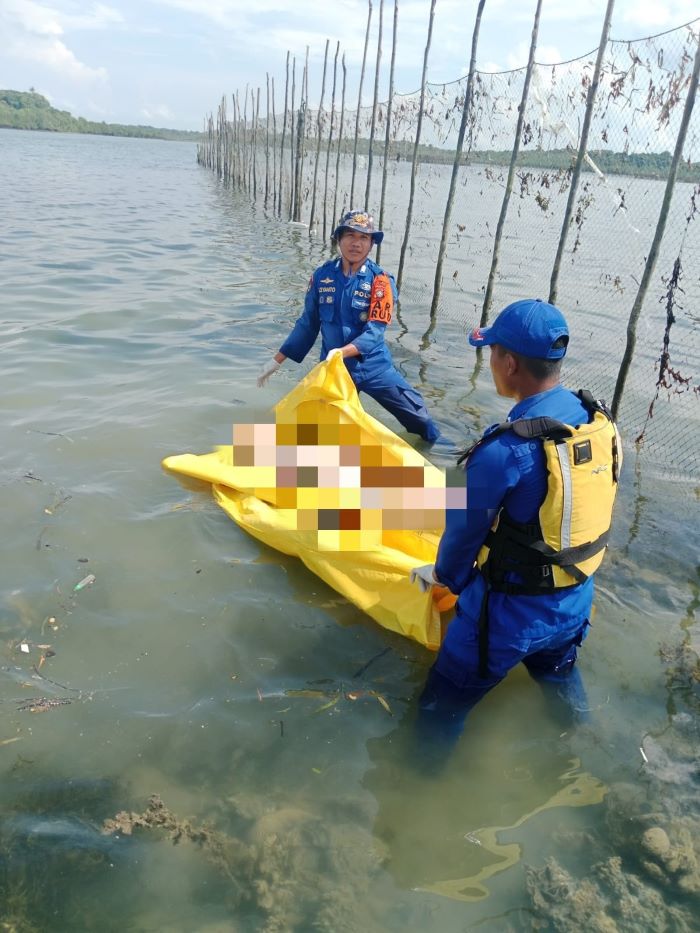 petugas saat mengevakuasi korban