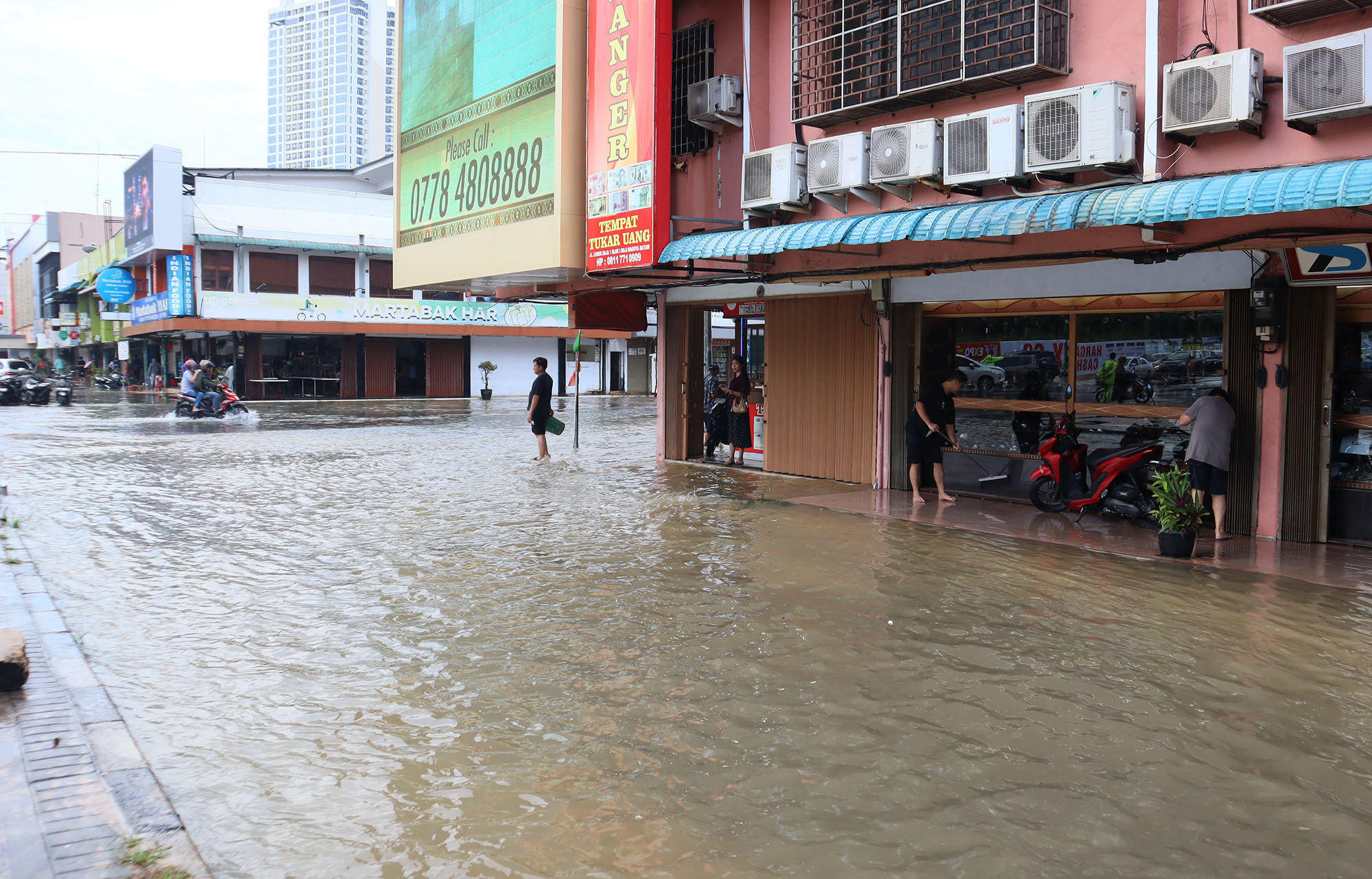 Hujan yang mengguyur Kota Batam mengakibatkan ruas jalan Imam Bonjol Nagoya,  banjir, Rabu (15/5).  F Cecep Mulyana/Batam Pos