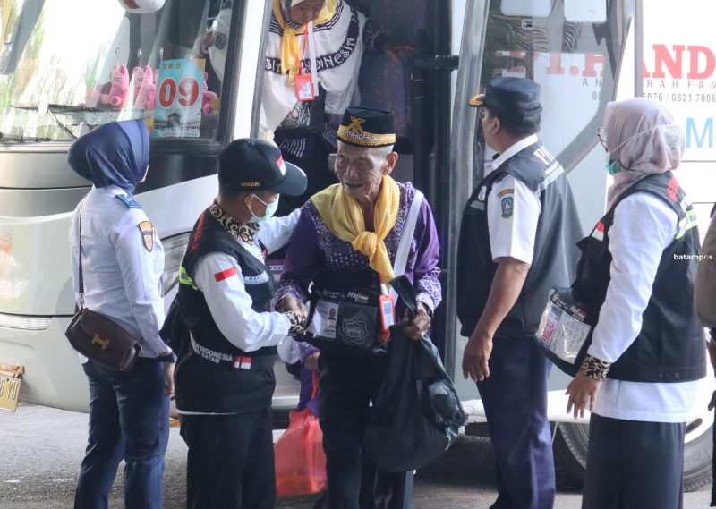 Jemaah Calon Haji asal Riau embarkasi Batam tiba di Asrama Haji Batam, Selasa (14/5).