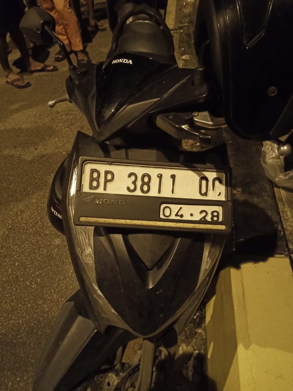 Motor yang diduga ditinggalkan di Jembatan IV Barelang, Batam.