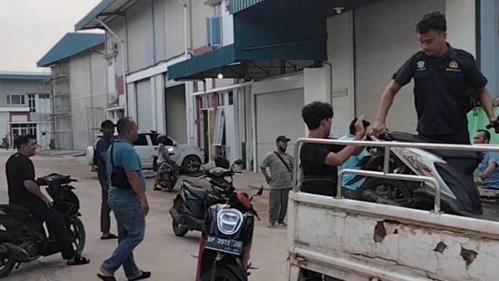 Polisi mengamankan 40 unit motor dan para pebalap yang didominasi remaja  di Jalan Golden City, Bengkong, Senin (13/5) sore.