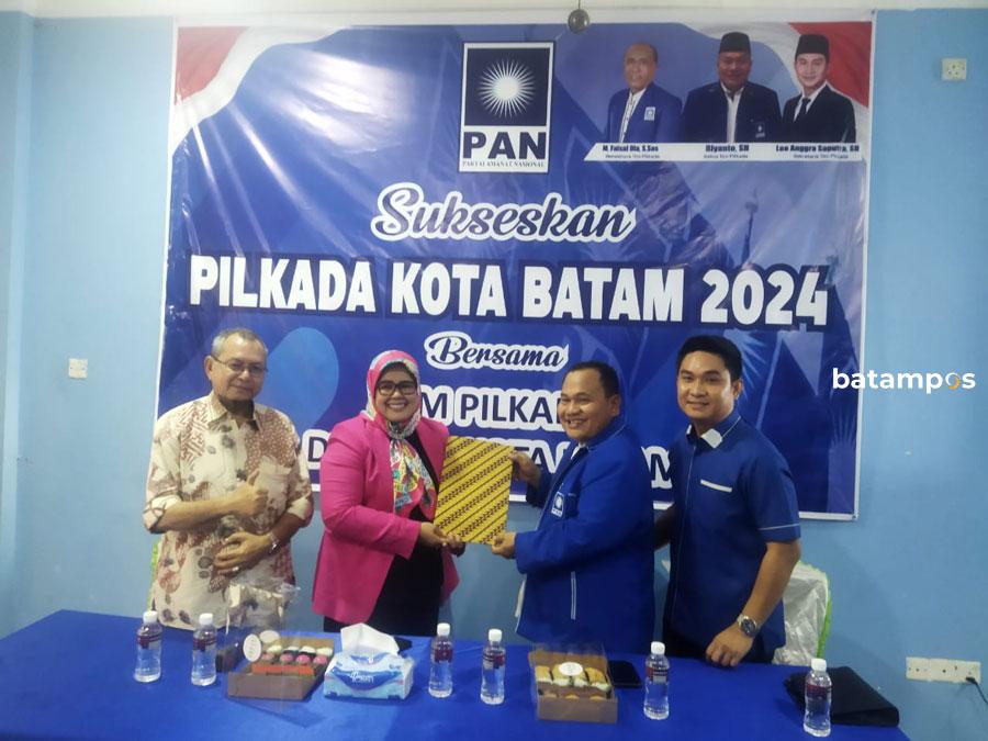 Calon Wali Kota Batam Marlin Agustina (dua dari kiri) menyerahkan formulir pendaftaran bakal calon Wali Kota Batam yang diterima Ketua tim penjaringan pilkada DPD PAN Kota Batam.
