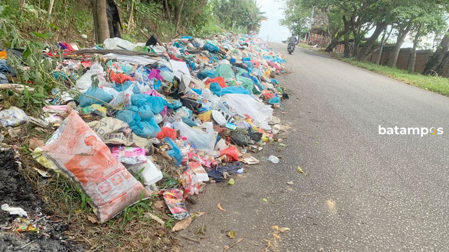 Ilustrasi sampah berserakan di tepi jalan Bukit Senyum, Kota Batam.