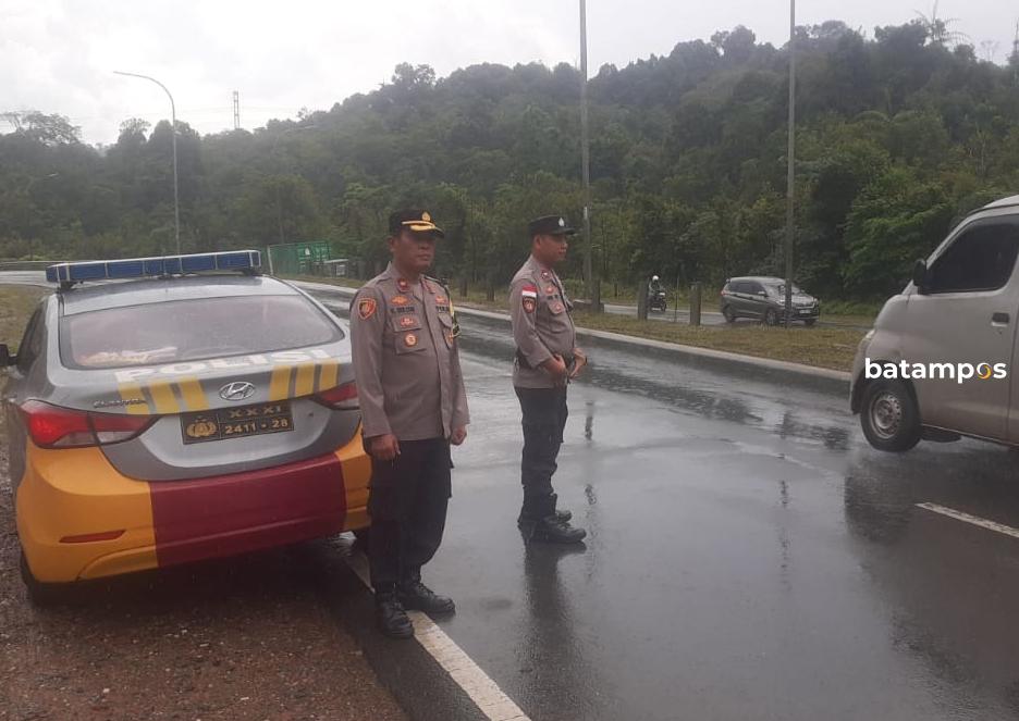 Personil Polsek Sekupang saat melakukan patroli rutin. Foto: Rengga Yuliandra/ Batam Pos