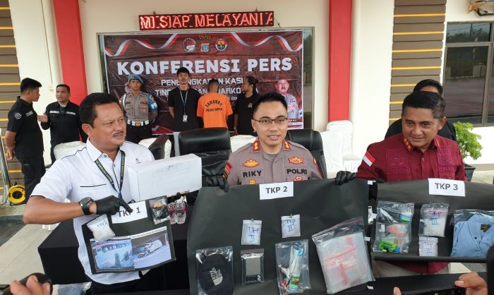 Kapolres Bintan, AKBP Riky Iswoyo didampingi Kasatresnarkoba, Iptu Syofian Rida menunjukkan barang bukti narkoba jenis sabu yang diamankan dari seorang kurir saat ekspos pengungkapan narkoba di Mapolr