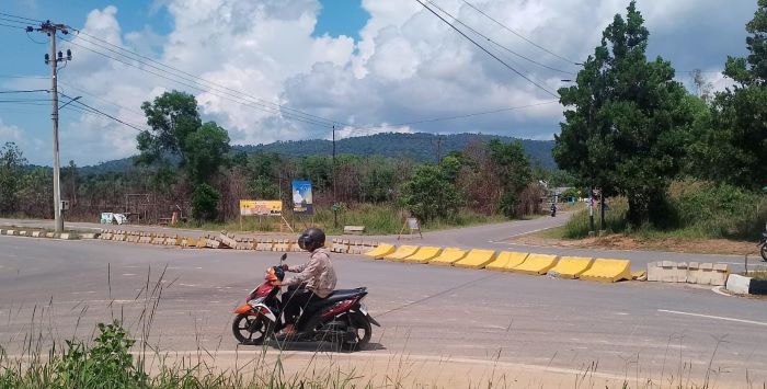 Sejumlah beton pembatas jalan terlihat tumbang di jalan Lintas Timur, Bintan, Jumat (17/5/2024).