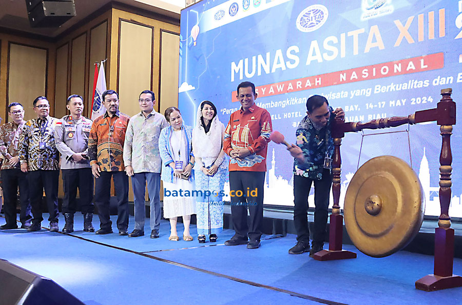 Direktur Pemasaran Pariwisata Nusantara Kemenparekraf, Dwi Marhen Yono, bersama Gubernur Kepri, Ansar Ahmad, dan Ketua DPP Asita, Nunung Rusmiati, dan tamu undangan membuka