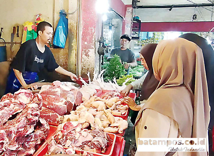 Warga membeli daging sapi dan ayam di Pasar Fanindo, Tanjunguncang, Batuaji, Senin (11/3) lalu. Harga ayam fluktuatif sejak sepekan terakhir.