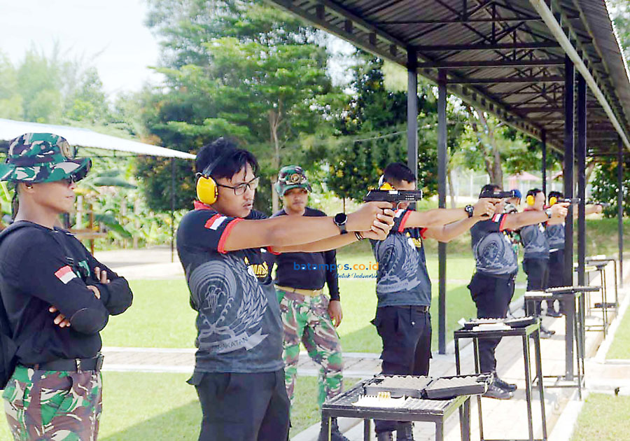 Pegawai Rutan Batam saat mengikuti latihan menembak yang dibimbing prajurit Batalyon Infanteri 10 Marinir/SBY di lapangan tembak Yonif 10 Marinir/SBY di Pulau Setokok, Bulan