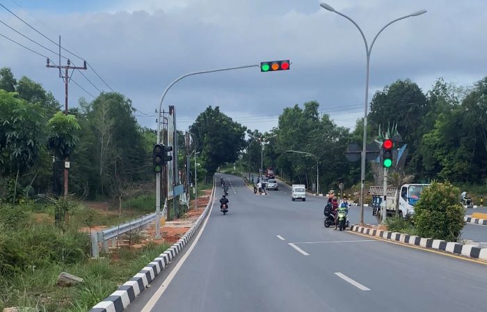 Ketiga lampu lalulintas tugu tangan Km 11 Tanjungpinang tampak menyala bersamaan, Rabu (15/5)