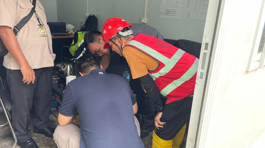 Petugas Imigrasi Melakukan Pengecekkan Dokimen Tenaga Kerja Asing Asal China di kawasan Kabil Industri PT. Nusa Solar Indonesia.