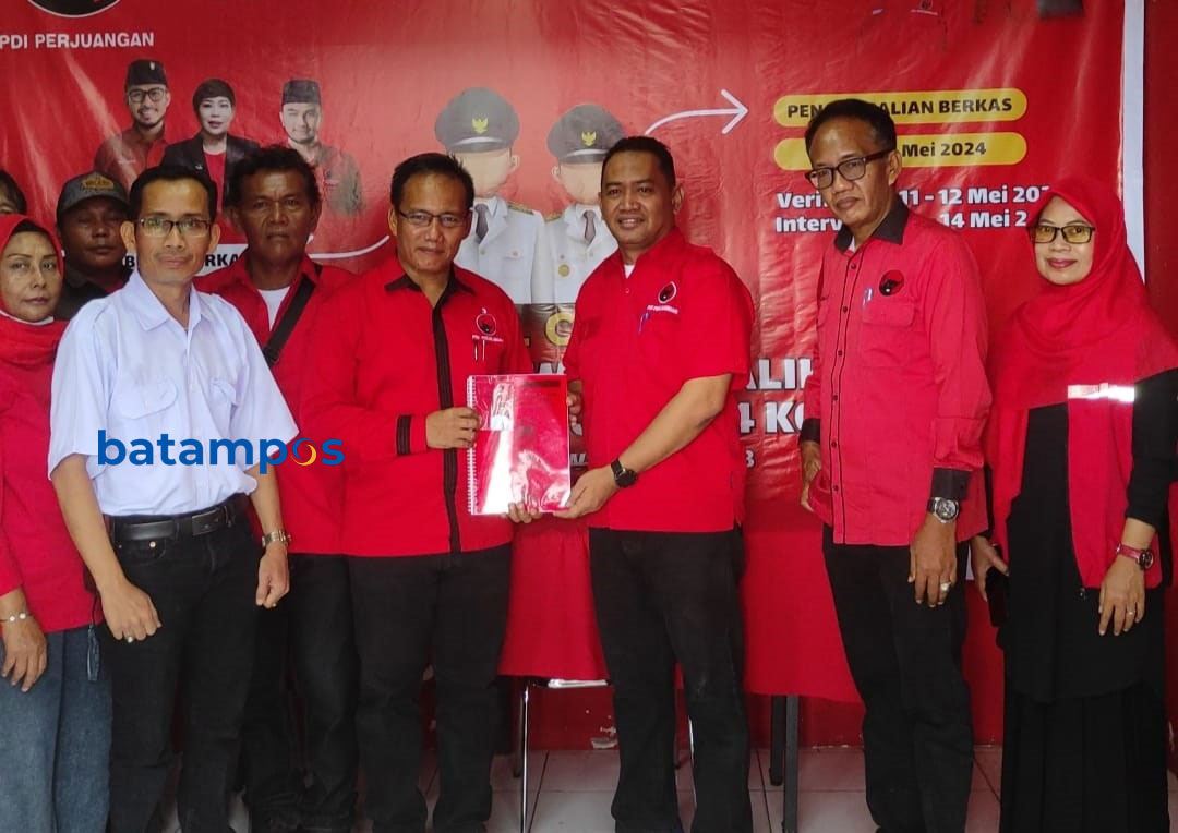 Udin P Sihaloho (4 dari kanan) mengembalikan formulir pendaftaran Cawako ke PDIP batam.
