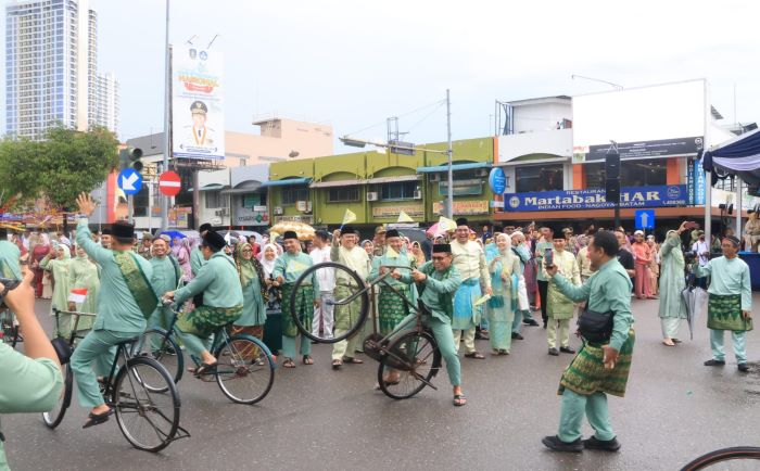 Bupati Bintan, Roby Kurniawan memimpin rombongan kafillah dari Bintan dengan diiringi para camat yang menggunakan sepeda ontel saat pawai taaruf MTQH Ke-X tingkat Provinsi Kepulauan Riau (Kepri) di Ba