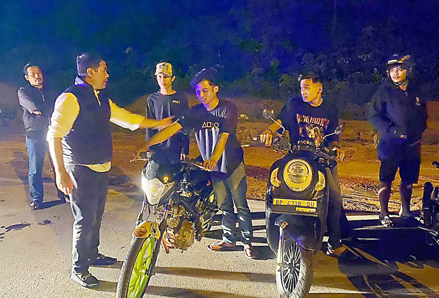 Polisi menangkap pembalap liar di Jalan Panglima Sudirman depan Legenda Malaka, Batam Center,