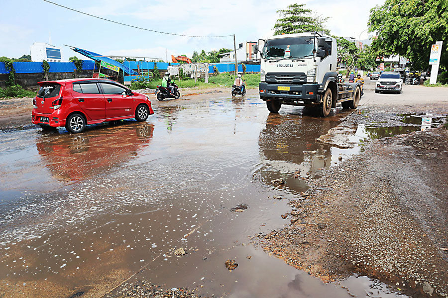 Sejumlah kendaraan melintas di Jalan Laksamana Bintan tepatnya di dekat kawasan Sincom, Batam Kota, yang terlihat rusak dan berlubang, Jumat (10/5) lalu. Jalan ini akan diperbaiki dan dilebarkan.