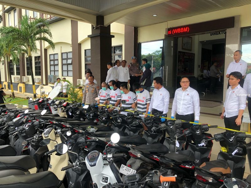Subdit 3 Jatanras Ditreskrimum Polda Kepri menunjukkan empat tersangka curanmor dan puluhan sepeda motor matik yang berhasil diamankan  konfrensi pers, Senin (20/5). F.Azis Maulana
