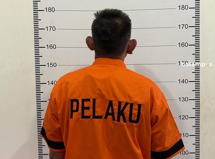 Salah satu tersangka dalam kasus penyelundupan minuman beralkohol (mikol) ilegal.