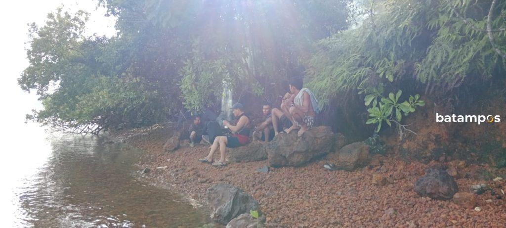 16 PMI non prosedural di buang di Tanjungacang, Ngenang, Nongsa, Selasa (21/5).