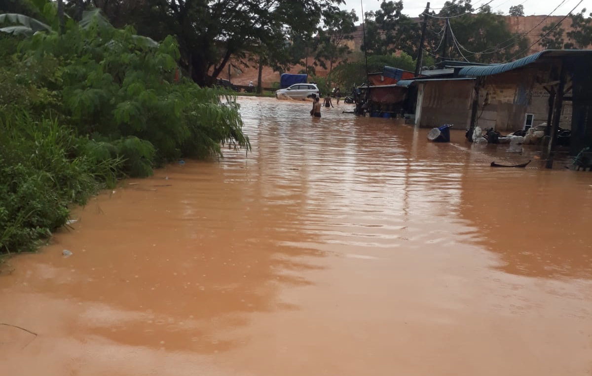 Banjir di jalan menuju Telagapunggur, tak jauh dari simpang menuju ke Polsek Nongsa, Selasa (21/5).